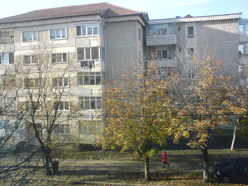 Blocuri de locuințe pe strada Progresului din Oradea, într-o zi de toamnă