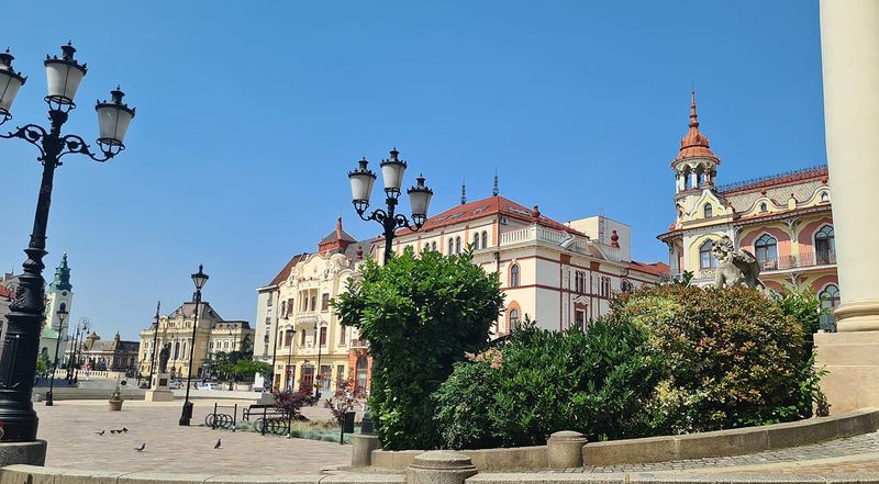 Piața Ferdinand din Oradea, cu clădirile istorice și felinarele de pe esplanadă