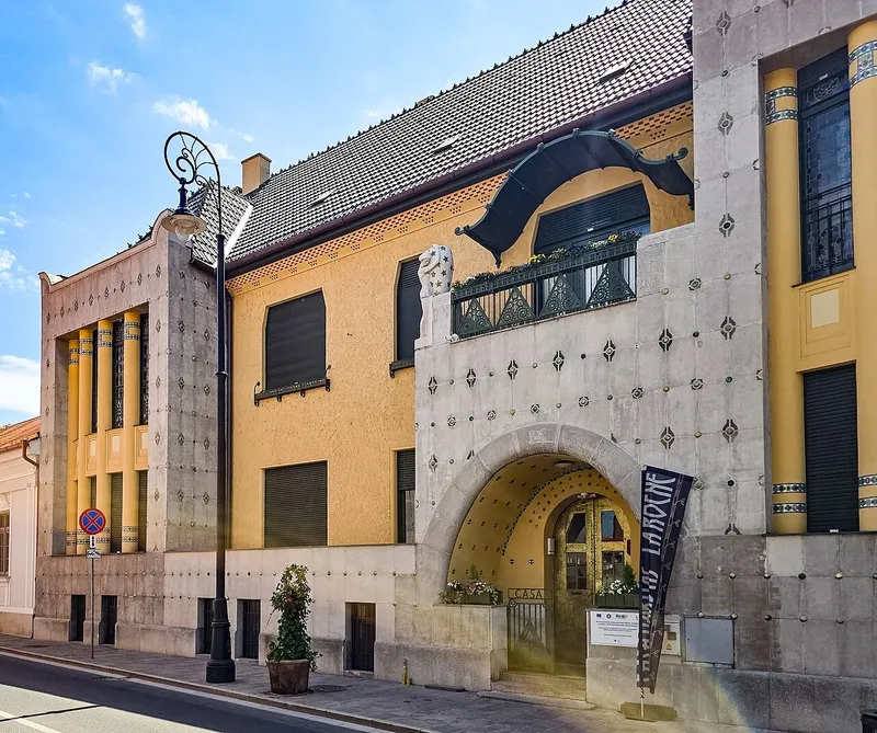 Fațada Casei Darvas-La Roche de pe strada Iosif Vulcan din Oradea, clădire Art Nouveau