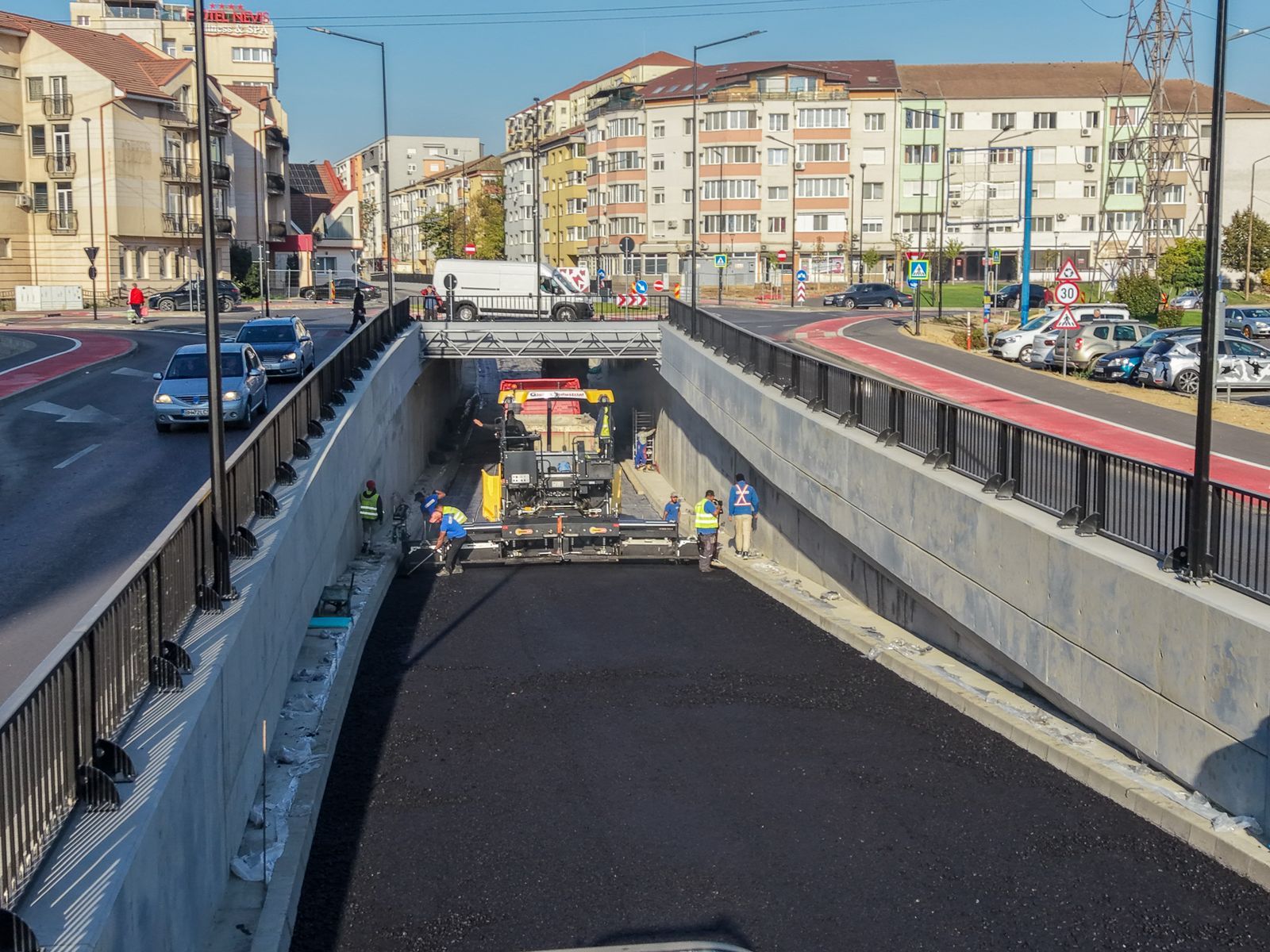 Asfalt în Pasajul Oneștilor după luni de așteptare. Traficul, abia din noiembrie