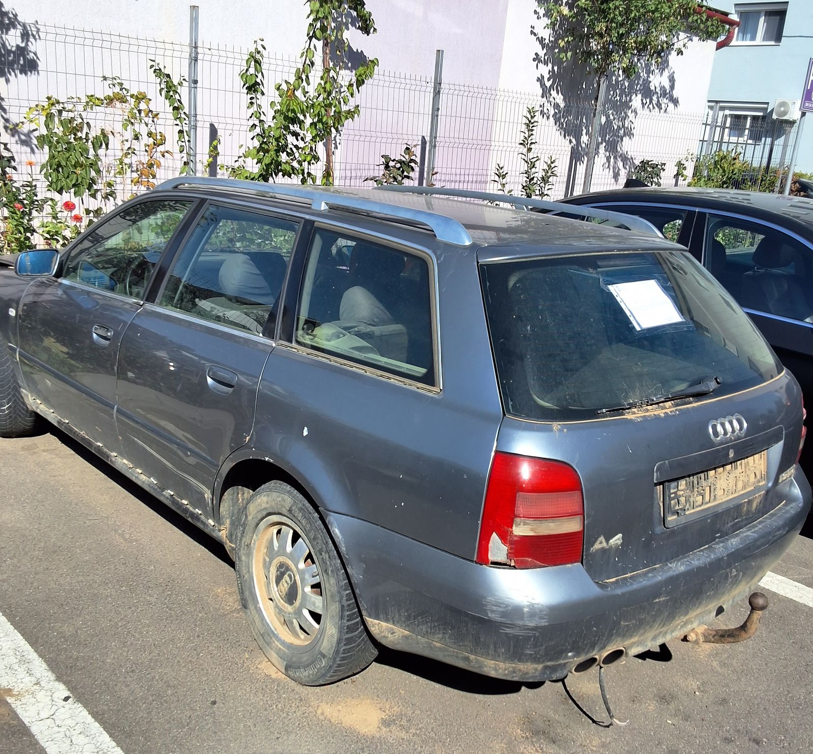 Audi A4 fără numere, depistat abandonat pe strada Lacul Roșu