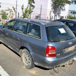 Audi A4 fără numere, depistat abandonat pe strada Lacul Roșu