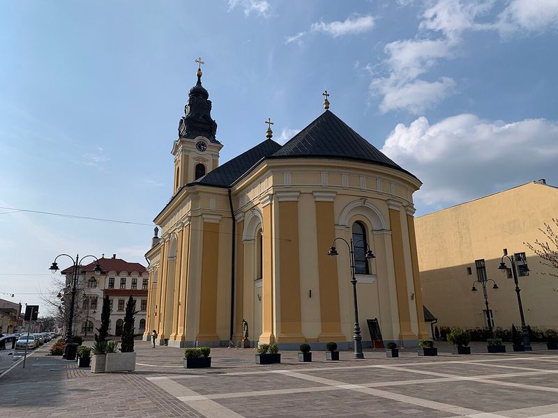 Biserica cu Lună din Piața Unirii, Oradea, cu turnul în care se află sfera lunară
