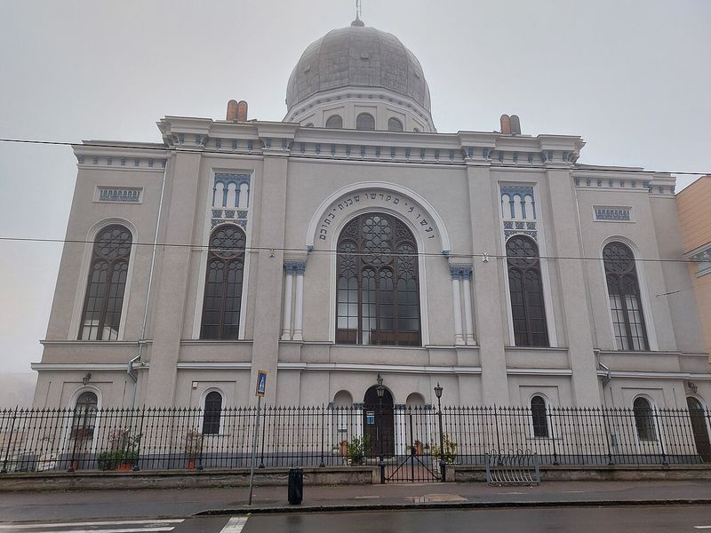 Fațada Sinagogii Neologe Sion din Oradea