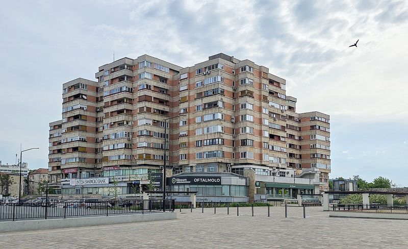 Bloc de locuințe din Oradea, fotografiat în mai 2025