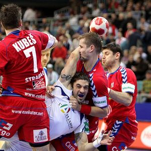 Jucători de handbal masculin în timpul unui meci (imagine ilustrativă)
