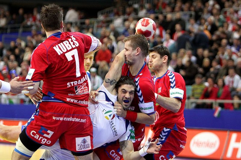 Jucători de handbal masculin în timpul unui meci (imagine ilustrativă)