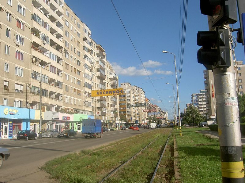 Blocuri de locuințe de-a lungul unui bulevard cu linie de tramvai din Oradea