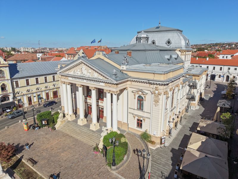 Fațada Teatrului de Stat, recepționată cu șantierul încă deschis