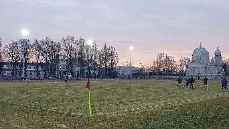 Meci de fotbal sub nocturnă pe un stadion din Oradea