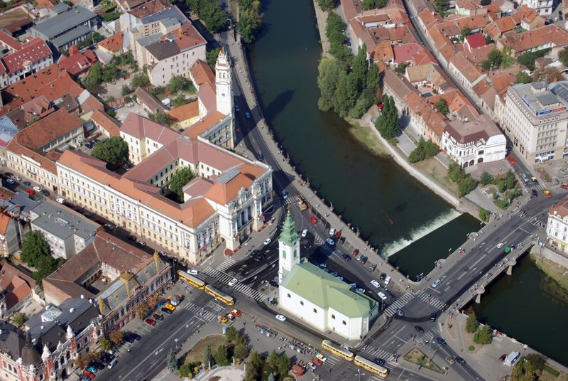 Primăria Oradea și centrul municipiului, văzute dinspre Piața Unirii