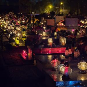 Morminte cu candele aprinse de Ziua Tuturor Sfinților, într-un cimitir din Zabrze, Polonia