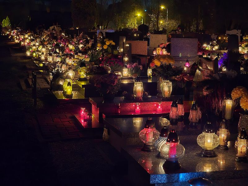 Morminte cu candele aprinse de Ziua Tuturor Sfinților, într-un cimitir din Zabrze, Polonia