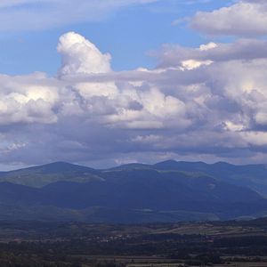 Vedere spre Munții Apuseni și satul Meziad, comuna Remetea, județul Bihor