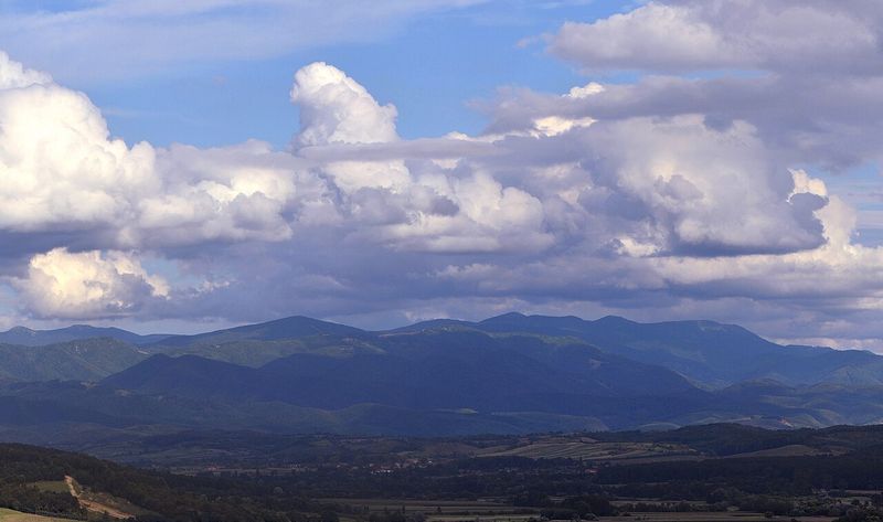 Vedere spre Munții Apuseni și satul Meziad, comuna Remetea, județul Bihor