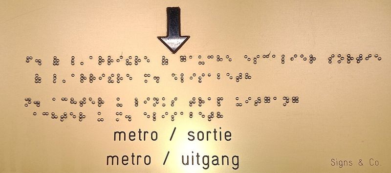 Indicator cu text în alfabetul Braille, pentru persoanele nevăzătoare