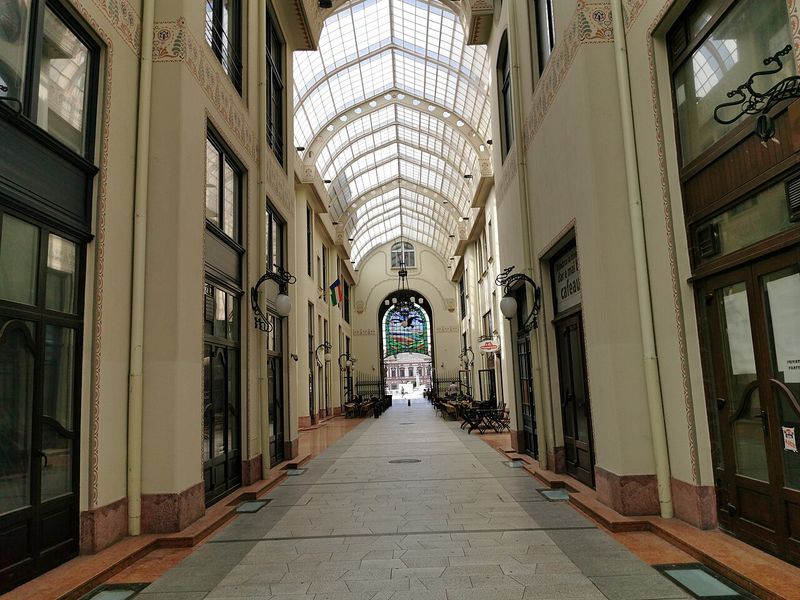 Pasajul acoperit cu sticlă din Palatul Vulturul Negru, Oradea, cu vitraliul la capăt
