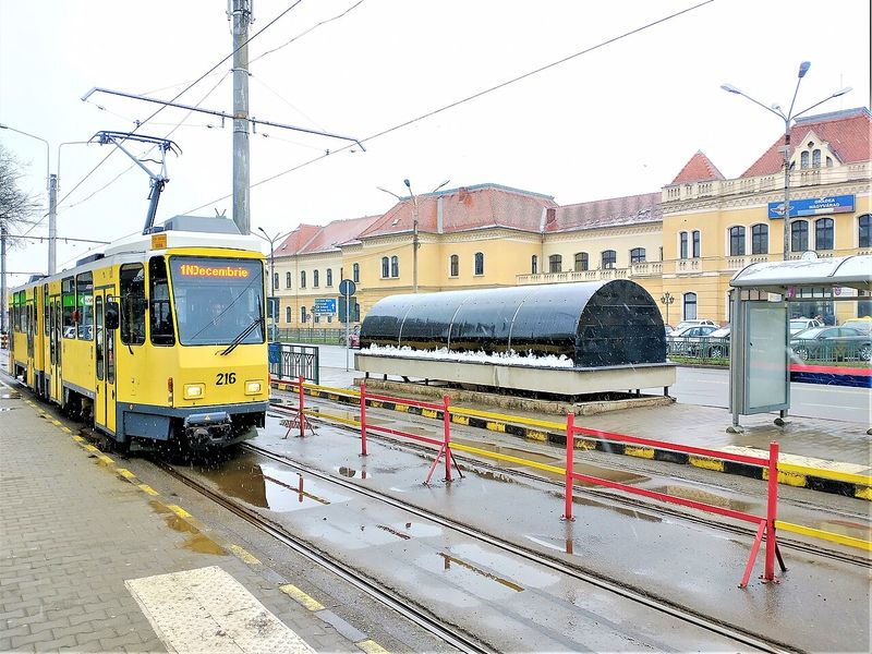 Tramvai în fața Gării Oradea, în Piața București, înainte de începerea lucrărilor la pasaj