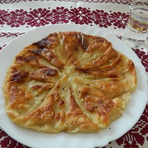 Plăcintă tradițională cu brânză, pe ștergar (imagine ilustrativă din Luminișu, județul Sălaj)