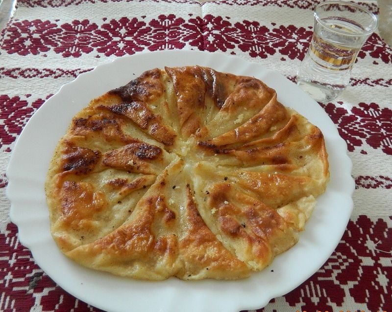 Plăcintă tradițională cu brânză, pe ștergar (imagine ilustrativă din Luminișu, județul Sălaj)