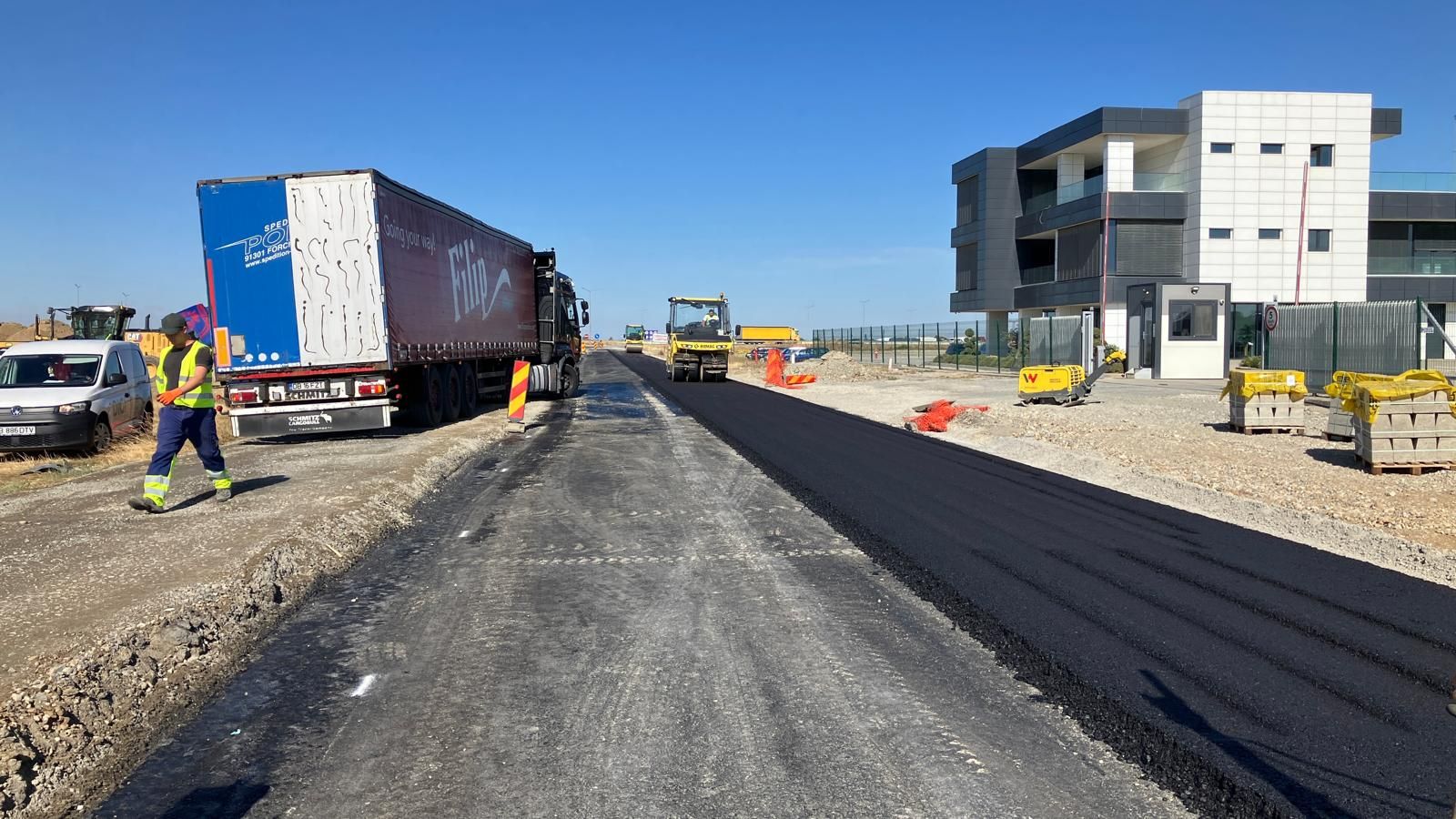 Primăria Oradea asfaltează abia acum o stradă din pietriș. Cost: 1,85 mil. lei