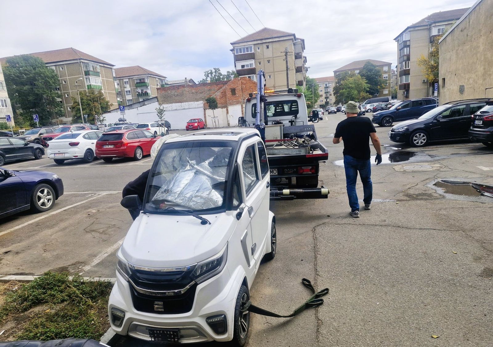 Primăria Oradea ridică o mașină abandonată. Proprietarul are 10 zile