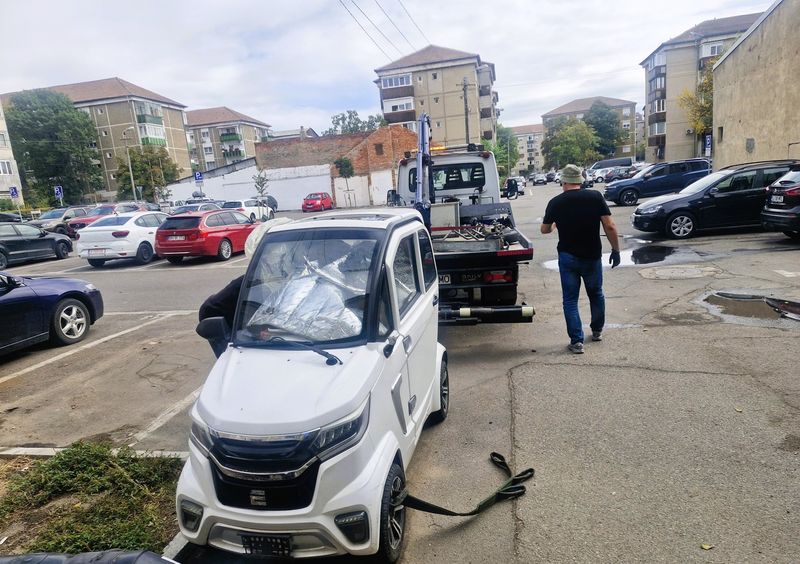 Primăria Oradea ridică o mașină abandonată. Proprietarul are 10 zile