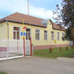 Clădire publică cu drapele în Sântandrei, județul Bihor