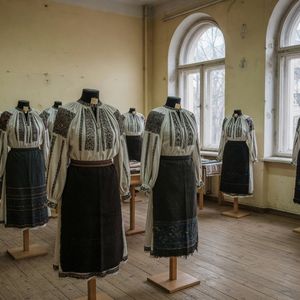 Șezătoarea de la muzeu revine cu cămăși lungi din Bihor