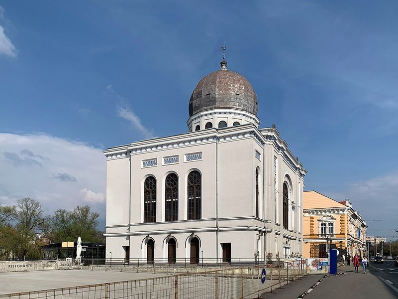 Sinagoga Neologă Sion din Oradea, cu cupola mare, văzută de pe strada Independenței