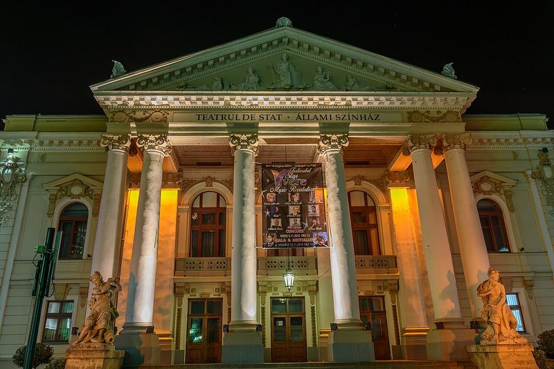 Clădirea teatrului din Piața Regele Ferdinand, Oradea, noaptea