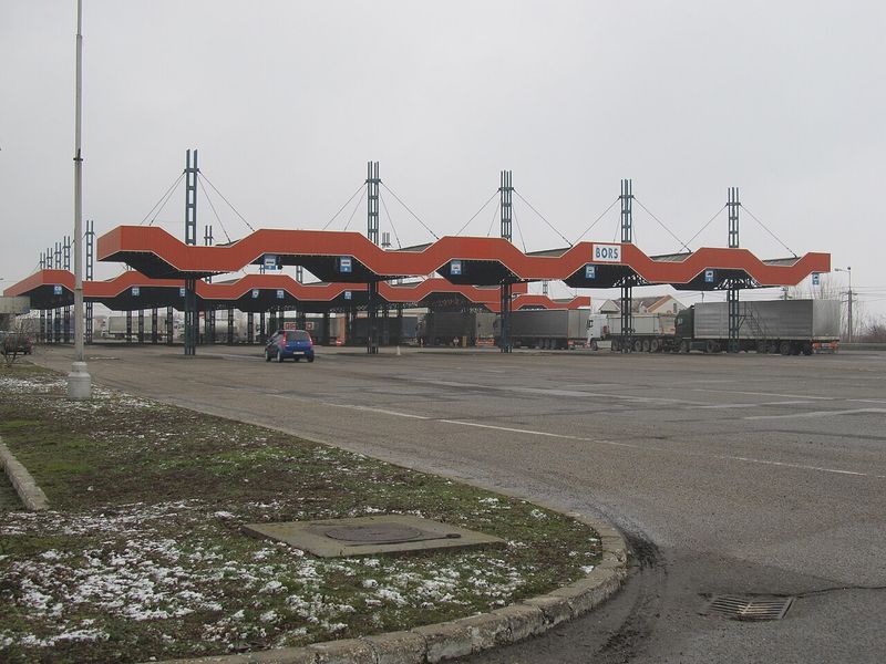 Punctul de trecere a frontierei Borș, cu copertina portocalie și camioane, fotografiat în 2013