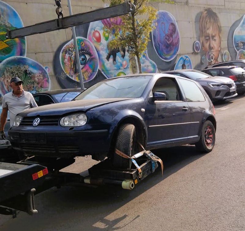 Volkswagen abandonat pe Parc Brătianu: în 10 zile trece la Primăria Oradea