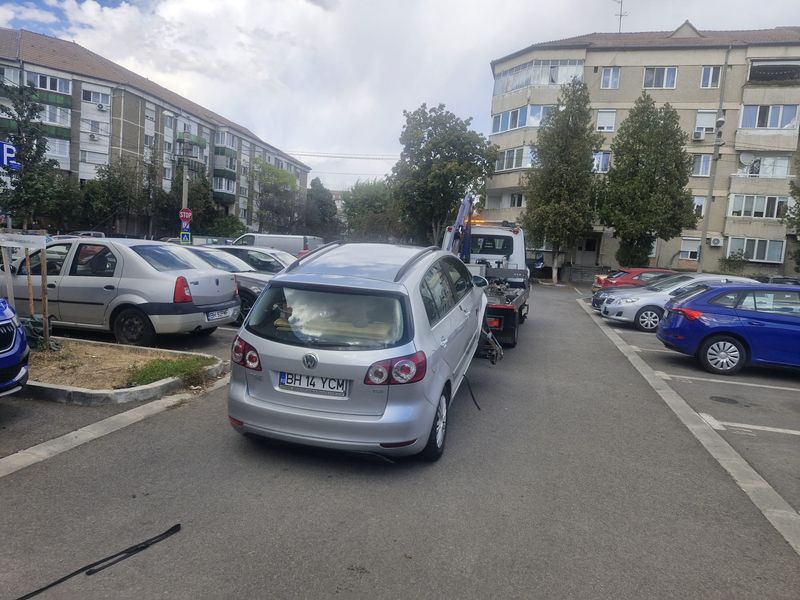 Volkswagen abandonat pe strada Slatinei, ridicat de pe domeniul public