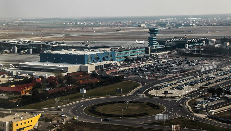 Aeroportul Henri Coandă din Otopeni văzut de sus, cu terminalul, turnul de control și parcările